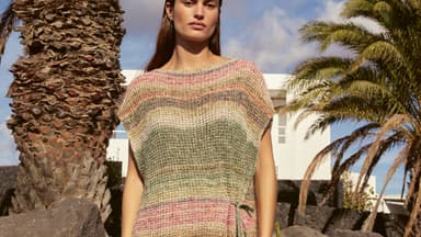 Model in luftigem Tunika-Kleid von Lana Grossa