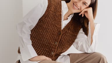 Model in gestrickter Anzugweste Vintage Superchunky von Lana Grossa