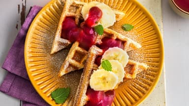 Bananenwaffeln mit Pflaumensoße