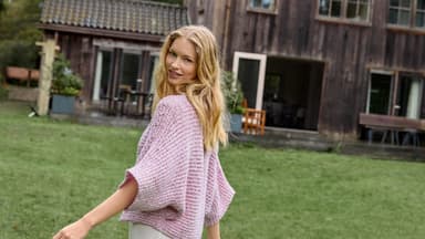 Model in gemütlichem Bolero-Cardigan von Lana Grossa