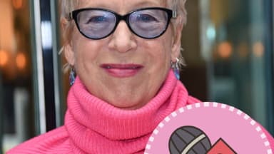 Regisseurin, Produzentin, Autorin Doris Dörrie lächelt aufgeweckt in die Kamera. Sie trägt einen knallig pinken Pullover und eine Brille mit blau getönten Gläsern.