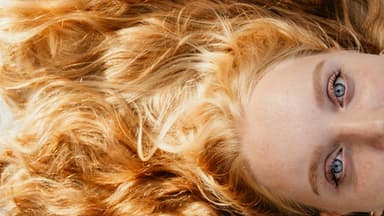 Frau hat fettige Haare nach dem Waschen