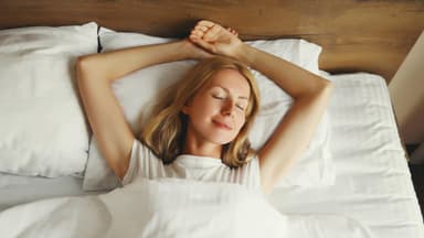 Frau liegt im Bett