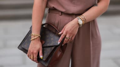 Frau trägt goldenen Schmuck