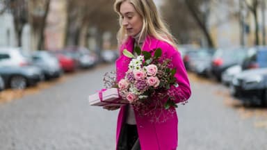 Frau mit Geschenk und Blumen