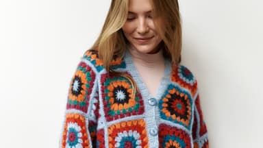 Model in gehäkelter Granny Square Jacke von Lana Grossa
