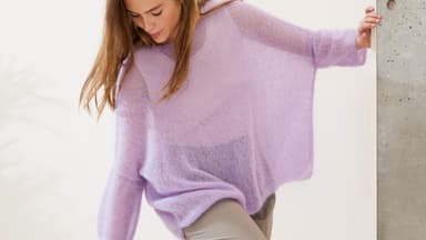Model in gestricktem Isemarkt-Pullover