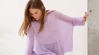 Model in selbst gestricktem Isemarkt-Pullover