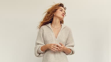 Model in gestricktem Japandi-Pullover von Lana Grossa