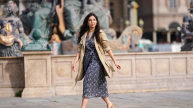 Streetstyle mit einem Wickelkleid und Trenchcoat