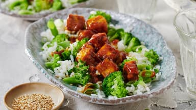 Knuspriger Tofu mit Brokkoli-Reis