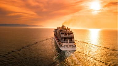 Ein Kreuzfahrtschiff im Sonnenuntergang