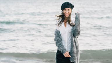Model in gestrickter Jacke, die maritim inspiriert ist