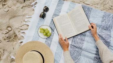 Frau liest ein Buch im Urlaub