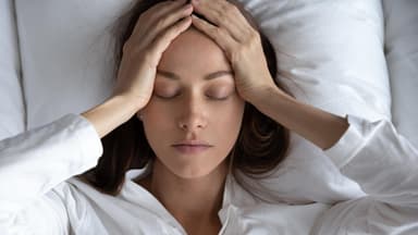 Eine junge Frau liegt im Bett