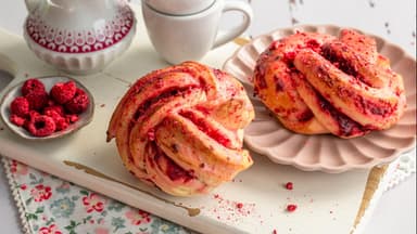 Hefekringel mit Himbeerfüllung 