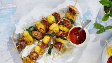 Kartoffel-Bratwurst-Spieße 