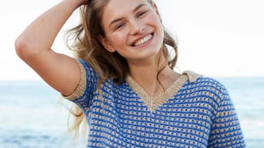 Model in blauem Strick-Polo-Shirt von Lana Grossa