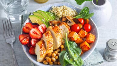 Pikante Quinoa-Bowl mit Erdbeeren 