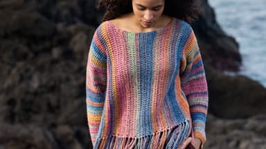 Model in buntem Boho-Pullover mit Fransen von Lana Grossa
