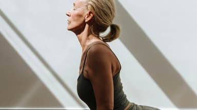 Frau macht jeden Tag Yoga
