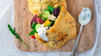 Pitas mit bunter Salatfüllung & Kräutercreme