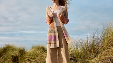 Model in sommerlichem Long-Cardigan von Lana Grossa
