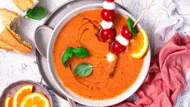 Tomatensuppe mit Melone und Orange 