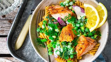 Zitronen-Pasta mit pulled Lachs 