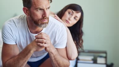 Libidoverlust und Erektionsstörungen können eine Partnerschaft schwer belasten.