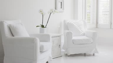 Weiße Sessel im Wohnzimmer