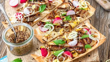 Wiesn-Flammkuchen mit Bratwurst 