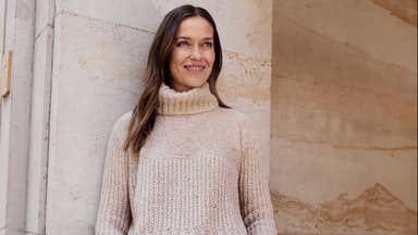Model in Kuschelpullover von Lana Grossa