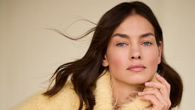 Model in flauschiger Wickeljacke von Lana Grossa