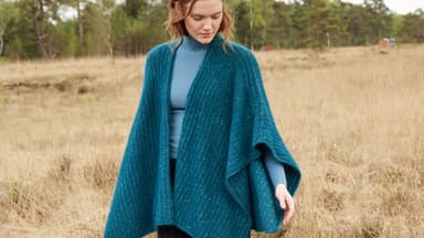 Model in Kaschmirponcho von Lana Grossa