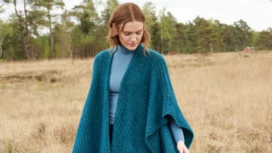 Model in Kaschmirponcho von Lana Grossa