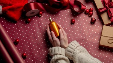 Eine Frau packt ein Geschenk ein