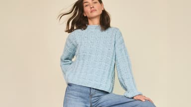 Model in hellblauem Pullover von Lana Grossa