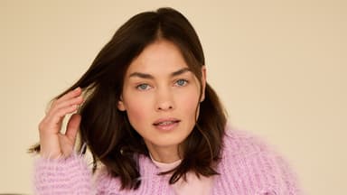 Model in flauschiger Strickjacke von Lana Grossa