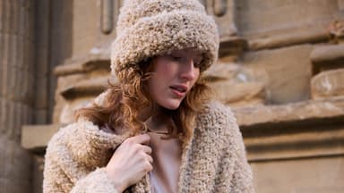 Model in fluffigem XXL-Strickmantel von Lana Grossa