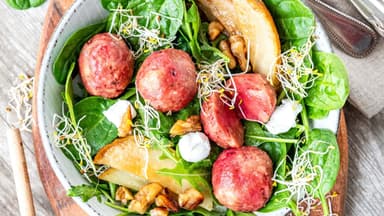 Rote-Bete-Knödel mit Salat 