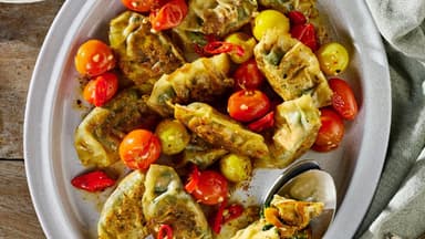 Spinat-Dumplings mit Chili-Zimt-Tomaten 