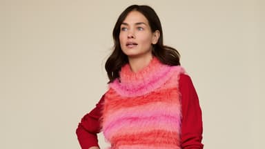 Model in gestreiftem Slipover von Lana Grossa