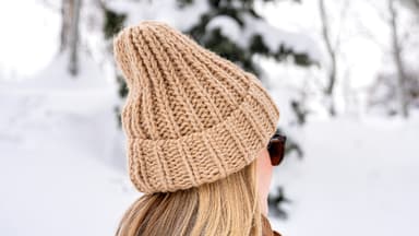 Frau mit selbst gestrickter Beanie