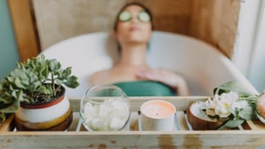 Frau liegt in der Badewanne