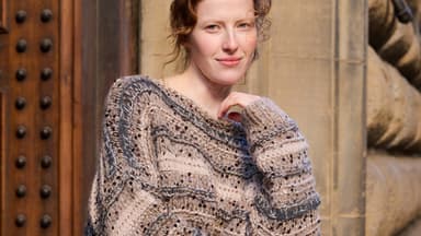 Model in funkelndem Strickpullover mit Pailletten von Lana Grossa