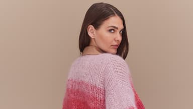 Model in gestricktem Isemarkt-Cardigan mit Farbverlauf