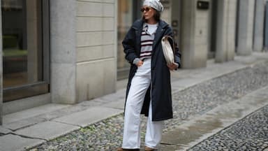 Frau trägt weiße Jeans 