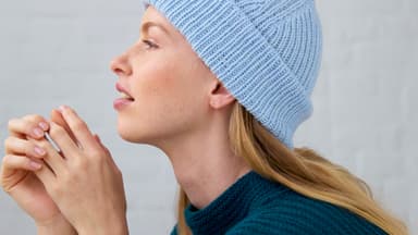 Model mit hellblauer Mütze aus Kaschmir von Lana Grossa