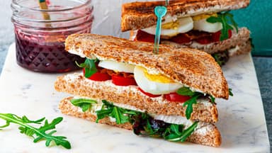 Tramezzini mit Ei und Bacon 